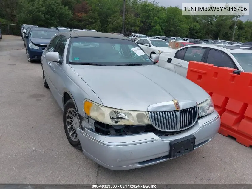 1LNHM82W5YY846706 2000 Lincoln Town Car Signature