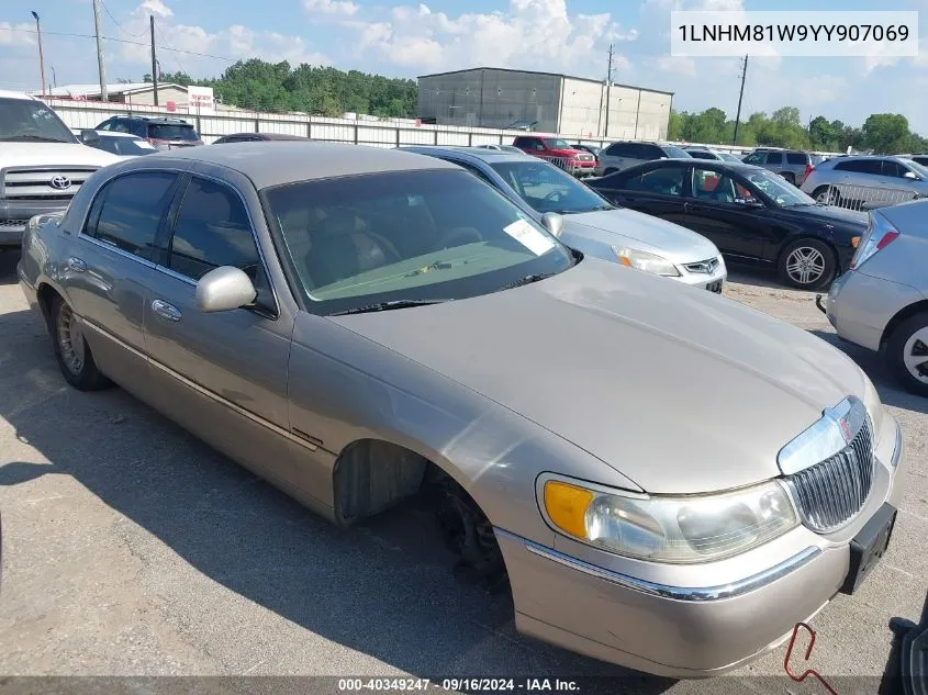 2000 Lincoln Town Car Executive VIN: 1LNHM81W9YY907069 Lot: 40349247