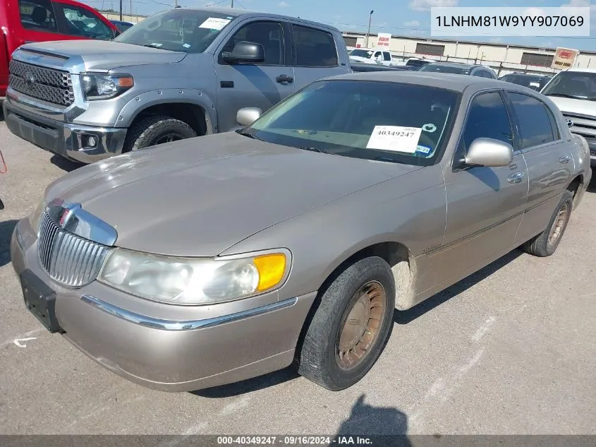 2000 Lincoln Town Car Executive VIN: 1LNHM81W9YY907069 Lot: 40349247