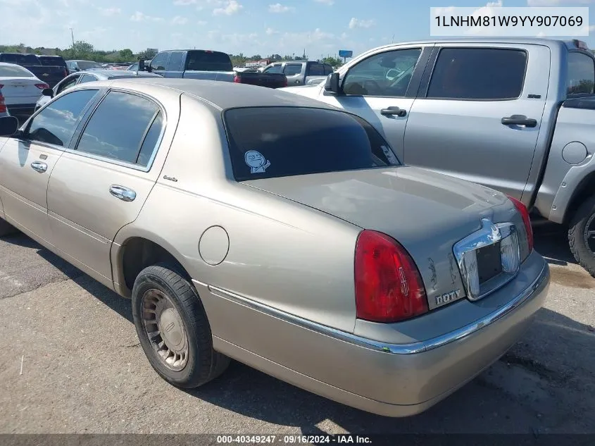 2000 Lincoln Town Car Executive VIN: 1LNHM81W9YY907069 Lot: 40349247