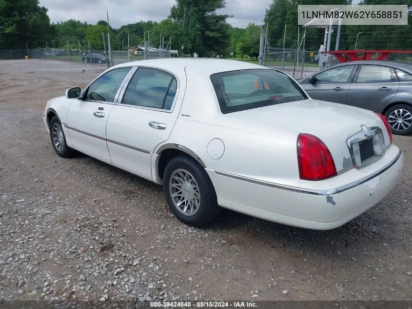 2002 Lincoln Town Car Signature VIN: 1LNHM82W62Y658851 Lot: 39424848