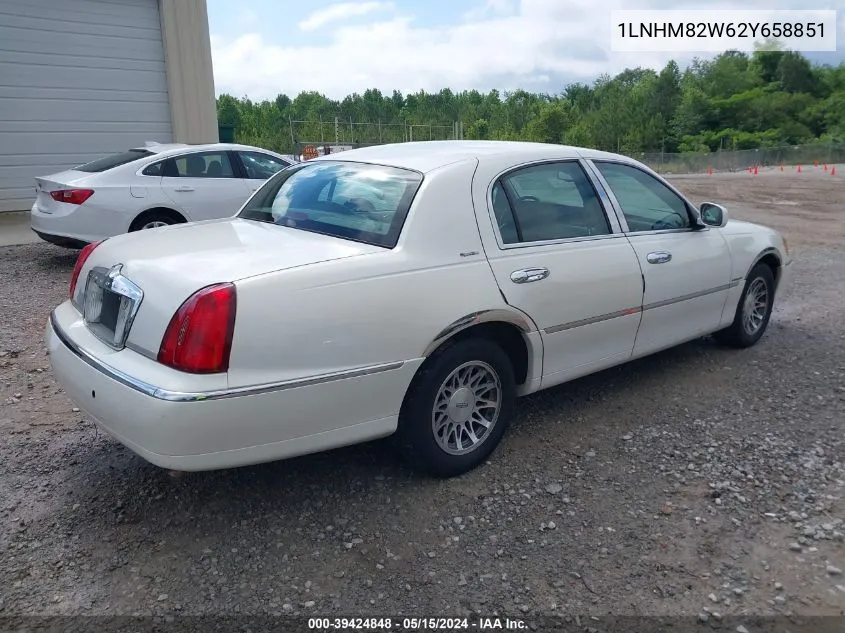 1LNHM82W62Y658851 2002 Lincoln Town Car Signature