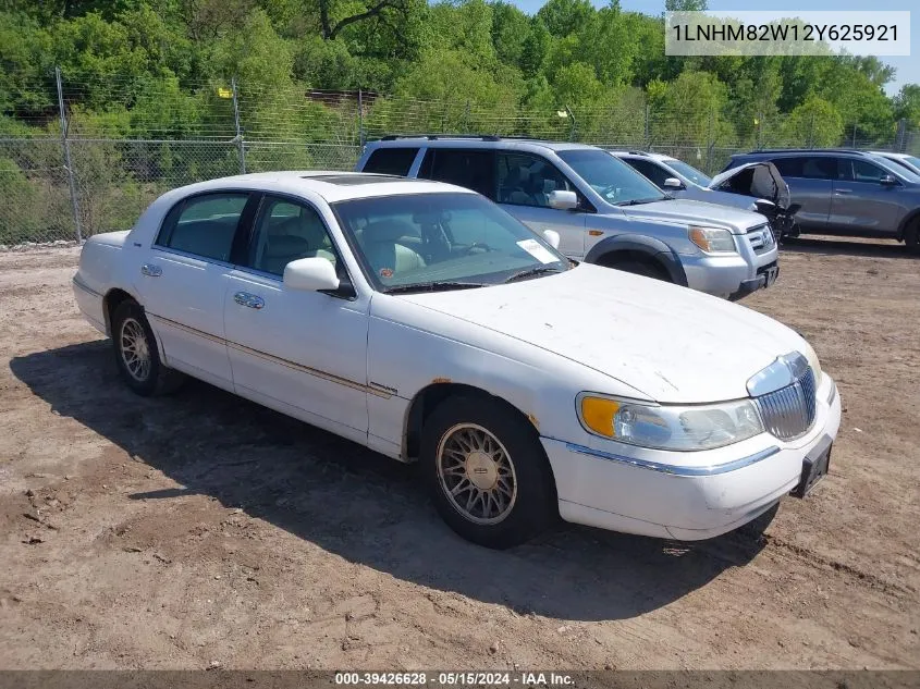 1LNHM82W12Y625921 2002 Lincoln Town Car Signature