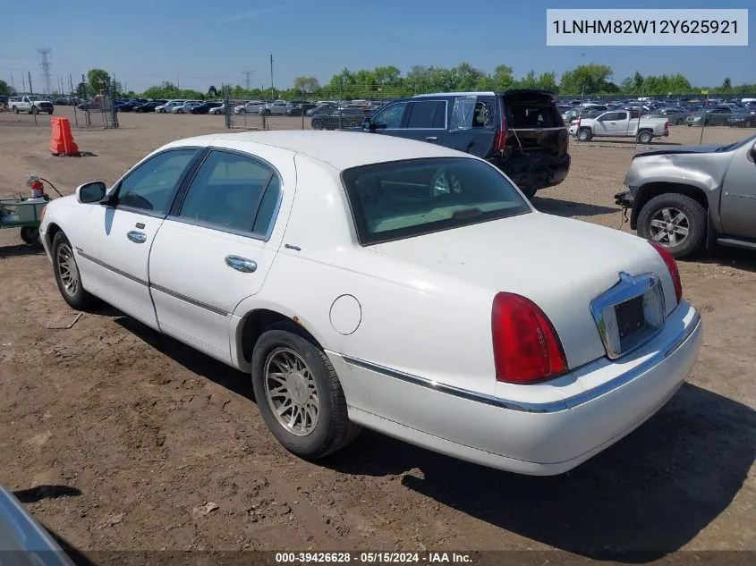 2002 Lincoln Town Car Signature VIN: 1LNHM82W12Y625921 Lot: 39426628