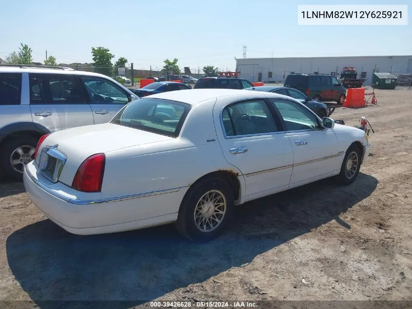 1LNHM82W12Y625921 2002 Lincoln Town Car Signature