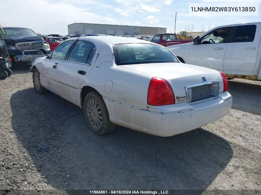 2003 Lincoln Town Car Signature VIN: 1LNHM82W83Y613850 Lot: 11984561