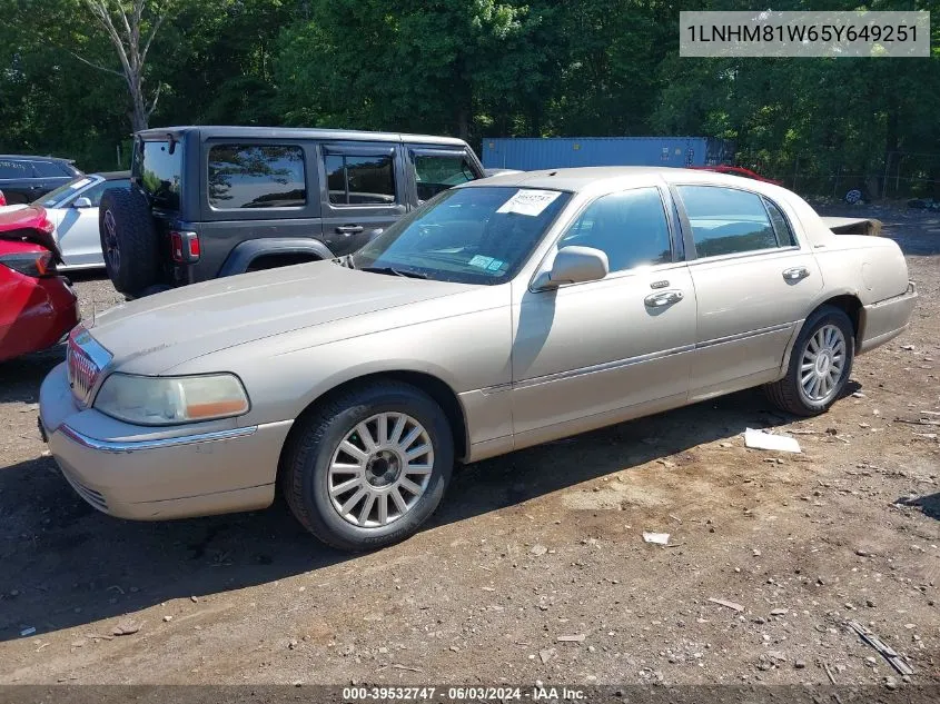 2005 Lincoln Town Car Signature VIN: 1LNHM81W65Y649251 Lot: 39532747