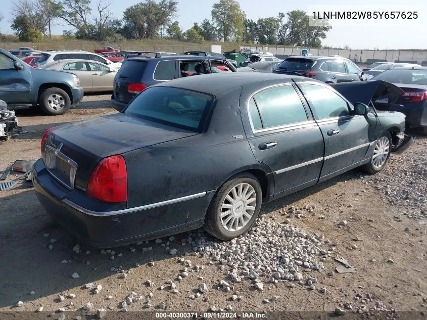 2005 Lincoln Town Car Signature Limited VIN: 1LNHM82W85Y657625 Lot: 40300371