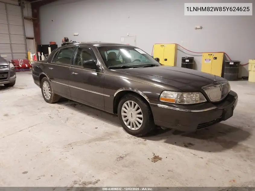 1LNHM82W85Y624625 2005 Lincoln Town Car Signature Limited