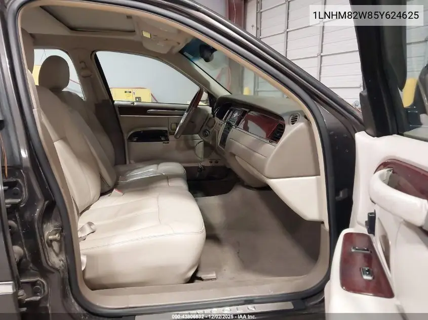 1LNHM82W85Y624625 2005 Lincoln Town Car Signature Limited