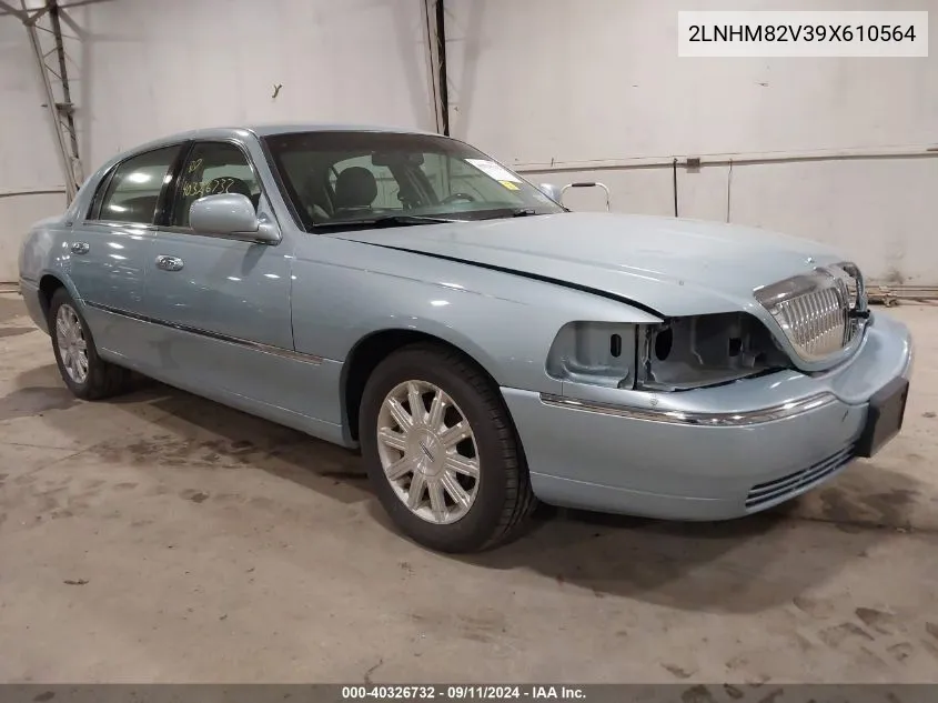 2009 Lincoln Town Car Signature Limited VIN: 2LNHM82V39X610564 Lot: 40326732