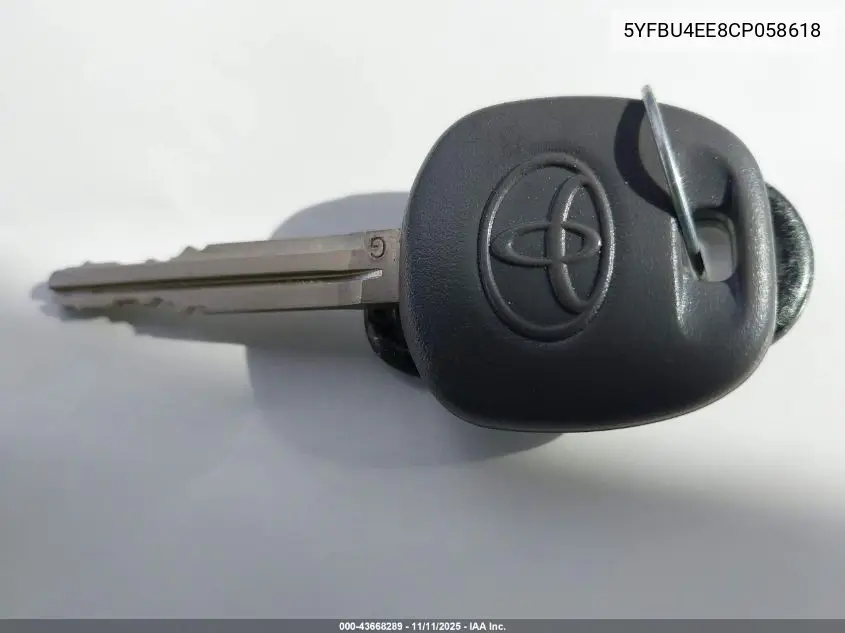 5YFBU4EE8CP058618 2012 Toyota Corolla Le