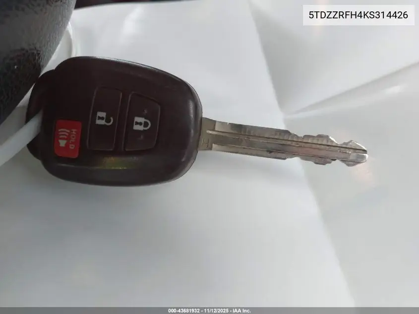 5TDZZRFH4KS314426 2019 Toyota Highlander Le