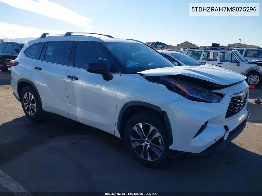 5TDHZRAH7MS075296 2021 Toyota Highlander Xle