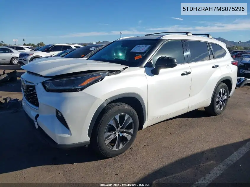 5TDHZRAH7MS075296 2021 Toyota Highlander Xle