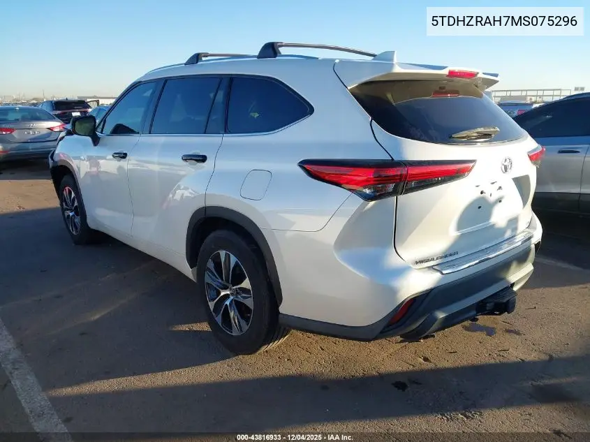 5TDHZRAH7MS075296 2021 Toyota Highlander Xle