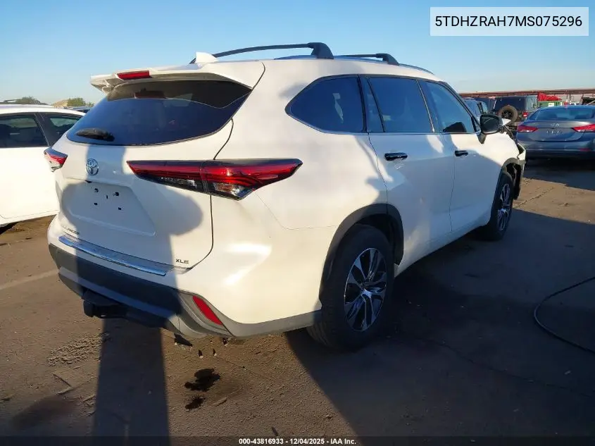 5TDHZRAH7MS075296 2021 Toyota Highlander Xle