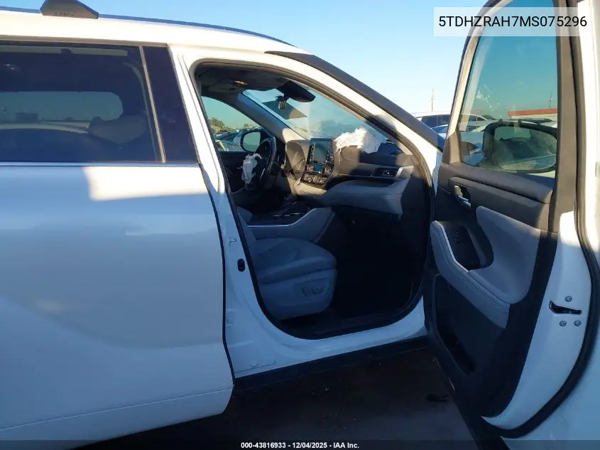 5TDHZRAH7MS075296 2021 Toyota Highlander Xle