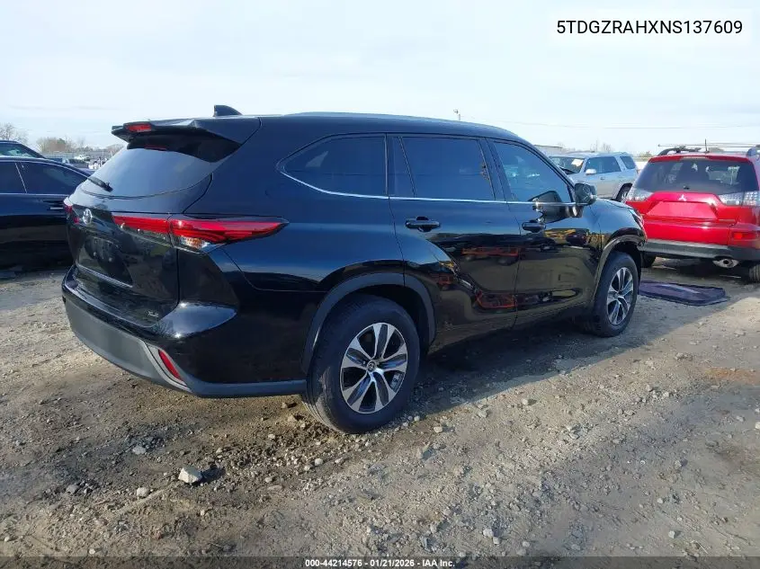 5TDGZRAHXNS137609 2022 Toyota Highlander Xle