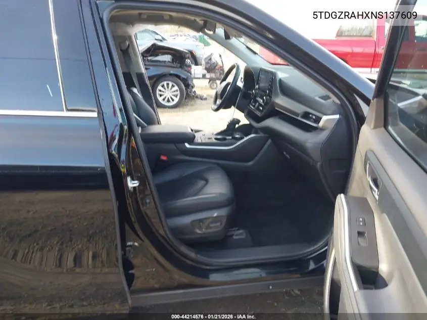 5TDGZRAHXNS137609 2022 Toyota Highlander Xle