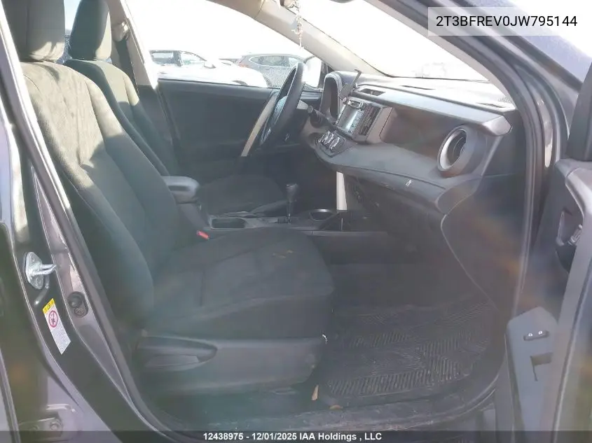 2T3BFREV0JW795144 2018 Toyota Rav4 Le