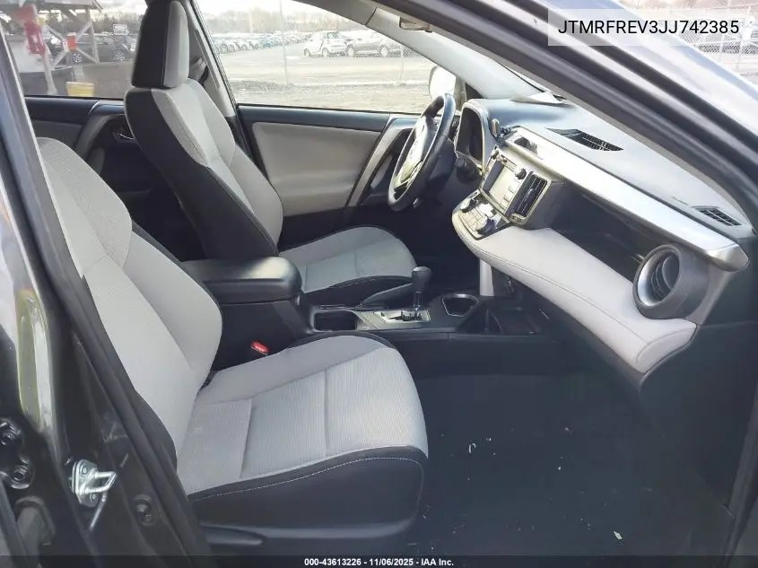 JTMRFREV3JJ742385 2018 Toyota Rav4 Xle