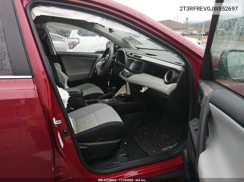 2T3RFREV0JW852697 2018 Toyota Rav4 Xle