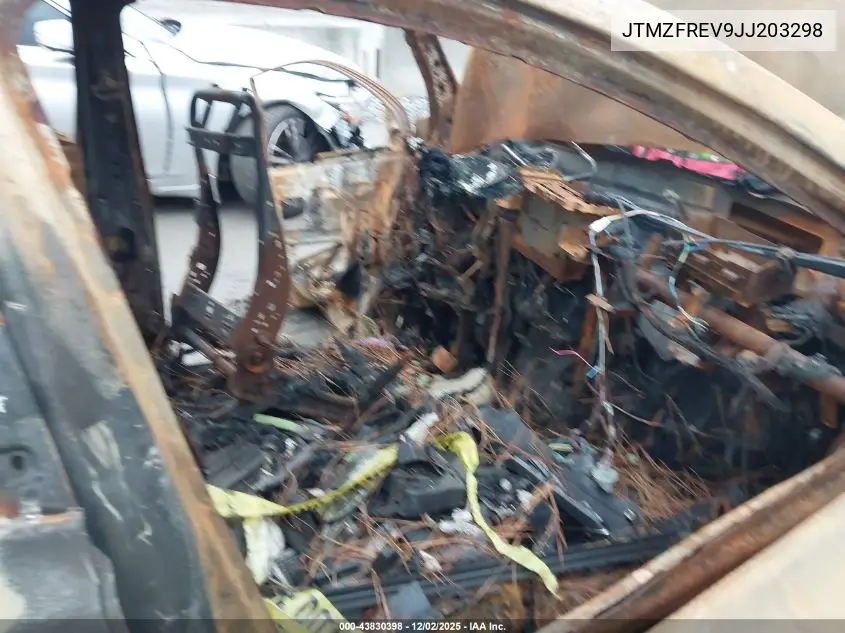 JTMZFREV9JJ203298 2018 Toyota Rav4 Le